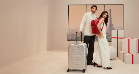 <span style='font-family: larken; font-weight: bold; font-size: clamp(24px, 3.8vw, 50px); font-style: italic;'>VIAJAR ES UN REGALO</span>