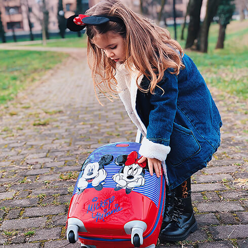 Llévate un poco de magia en tus viajes con nuestra colección Mickey y Minnie.