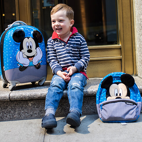 Disney Ultimate 2.0 - El alegre estampado de letras y las orejas de fieltro suave convierten a Mickey en el compañero de viaje perfecto para los niños.