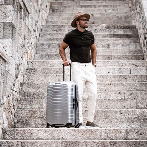 Elegante como tú, fuerte como una roca y ligero. Descubre Proxis, tu compañero de viaje más fiable.