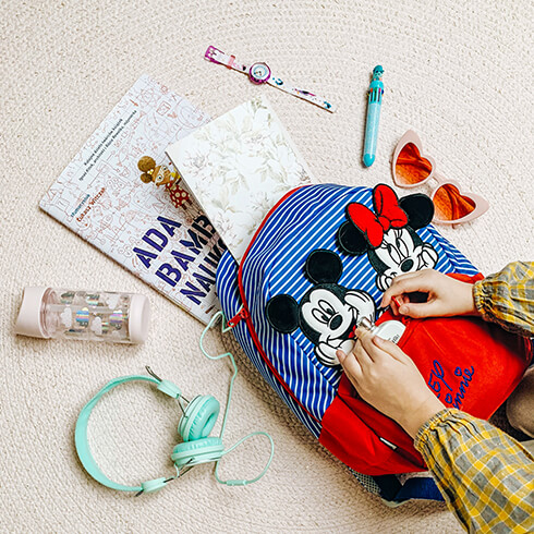 Llévate un poco de magia en tus viajes con nuestra colección Mickey y Minnie.