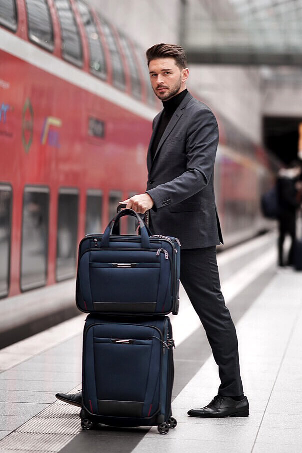 Tip: if you carry one of your Samsonite backpacks with you, use the smart sleeve at the back to slide it over the pullhandle of your suitcase - 5 Surprising Tactics - 5 Surprising Tactics | Samsonite