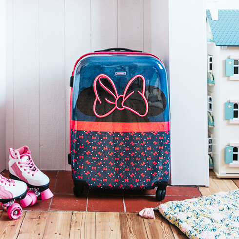 Disney Ultimate 2.0 - Para las adolescentes, la moda se une a la diversión con nuestra espectacular mochila Minnie Neon.