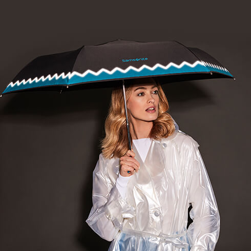 C Collection Umbrella - Gracias a los detalles reflectantes que aumentan la visibilidad en la oscuridad o con mal tiempo, este paragüas es uno de los más seguros.