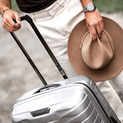Elegante como tú, fuerte como una roca y ligero. Descubre Proxis, tu compañero de viaje más fiable.