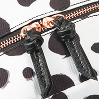 Disney Forever Dalmatians - Cremalleras y detalles en oro rosado.